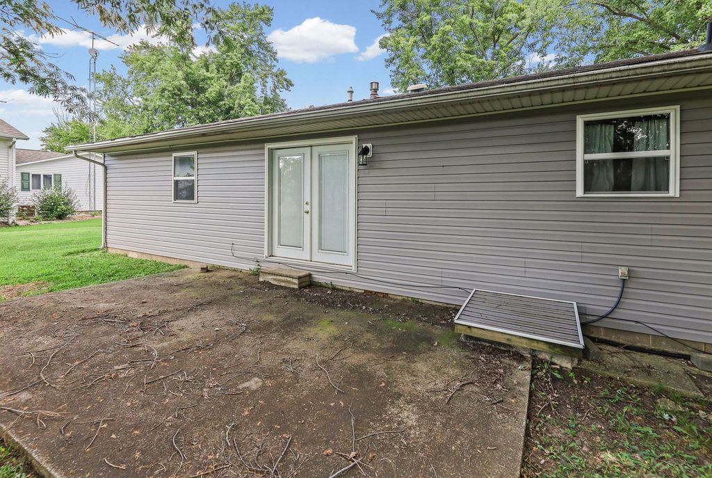 Image 6 of property listing at 3275 Selmaville Road, Salem, IL 62881