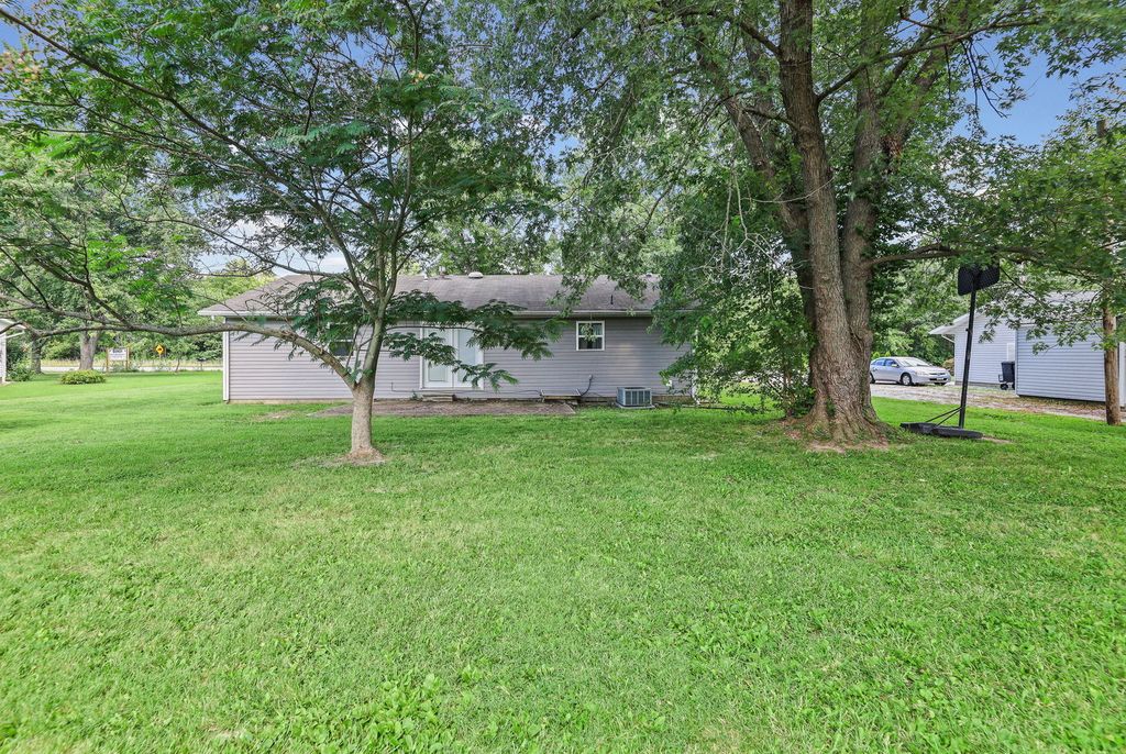 Image 7 of property listing at 3275 Selmaville Road, Salem, IL 62881