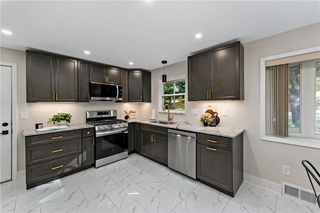 490 Old Clairton Rd, Pleasant Hills, PA 15236