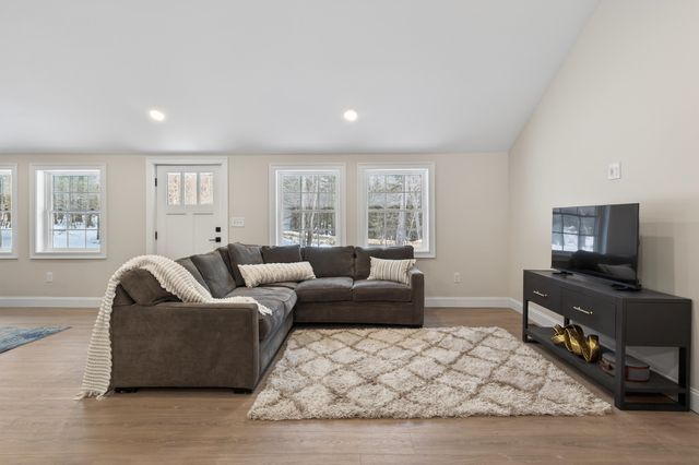 33 McCrillis Road, Nottingham, NH 03290