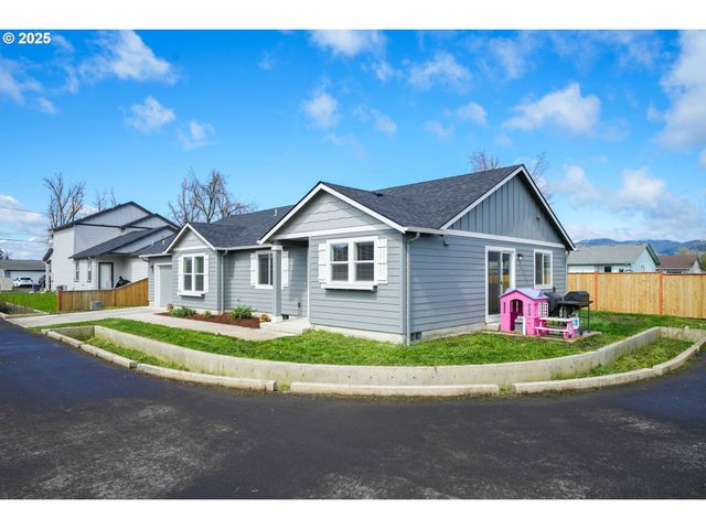463 35TH St, Springfield, OR 97478