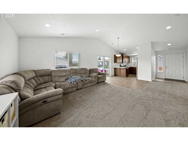 463 35TH St, Springfield, OR 97478