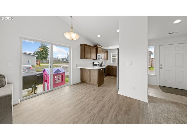 463 35TH St, Springfield, OR 97478