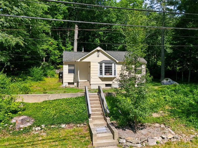 18 Winnebago Road, Putnam Valley, NY 10579