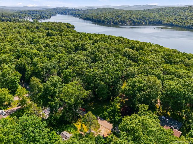 18 Winnebago Road, Putnam Valley, NY 10579