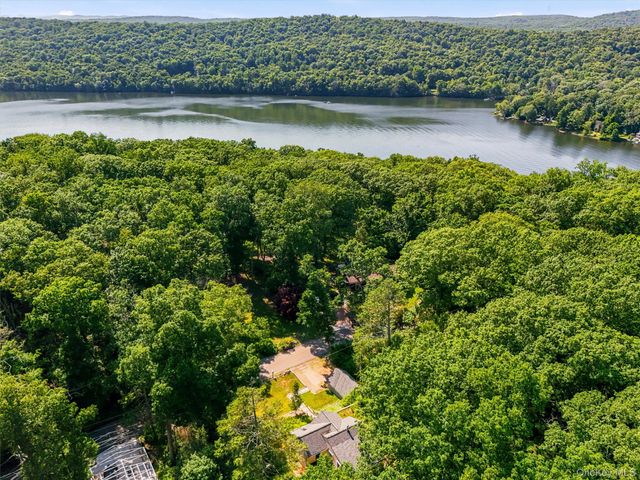 18 Winnebago Road, Putnam Valley, NY 10579