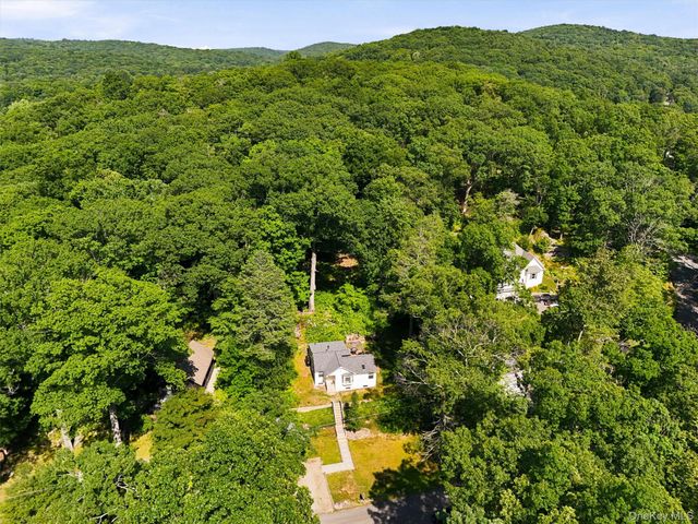 18 Winnebago Road, Putnam Valley, NY 10579