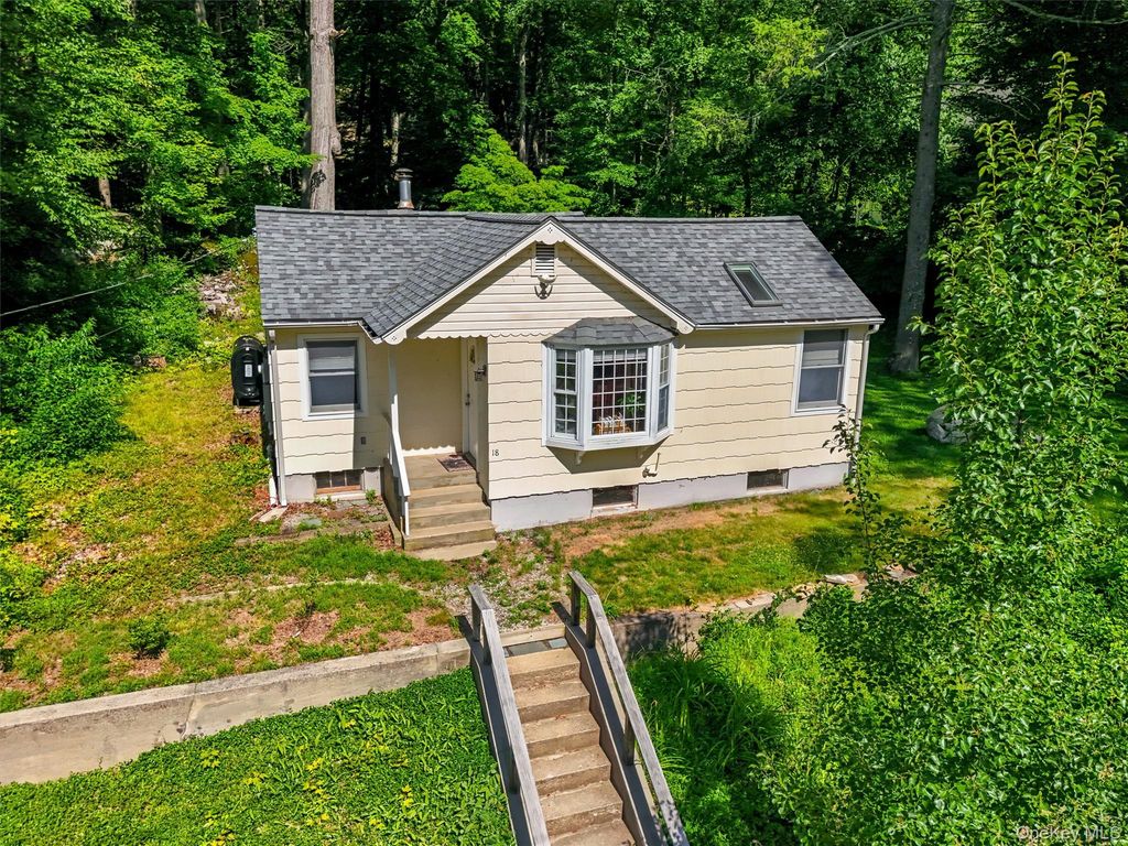 18 Winnebago Road, Putnam Valley, NY 10579