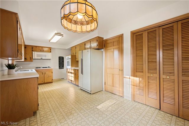 1822 Donna Drive, Westlake, OH 44145
