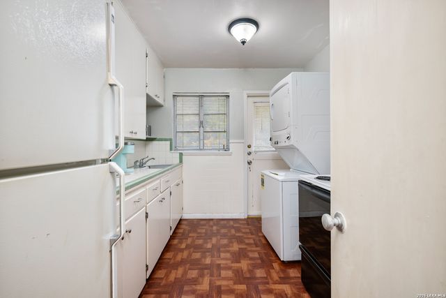 111 Grandview Place, Alamo Heights, TX 78209