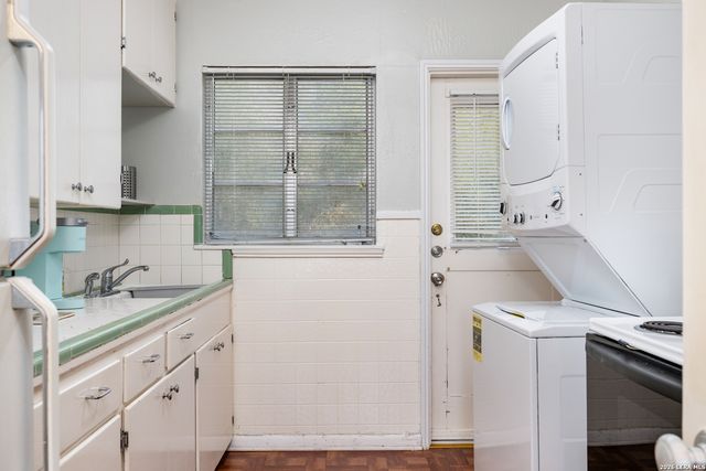 111 Grandview Place, Alamo Heights, TX 78209