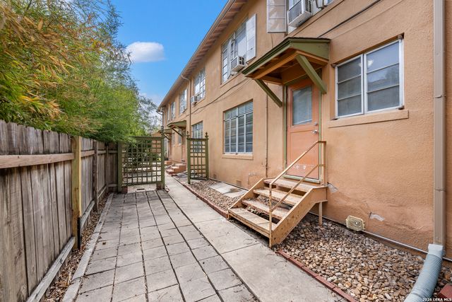 111 Grandview Place, Alamo Heights, TX 78209