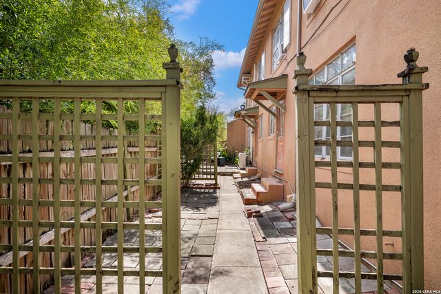 111 Grandview Place, Alamo Heights, TX 78209
