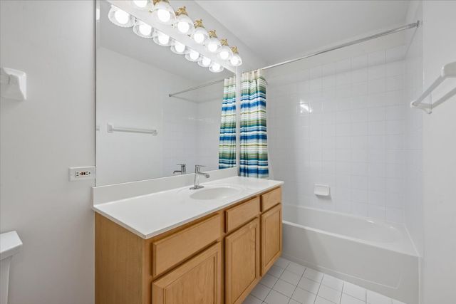 610 Robert York Avenue 202, Deerfield, IL 60015