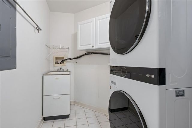 610 Robert York Avenue 202, Deerfield, IL 60015