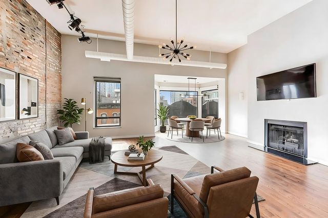 503 N Wells Street 3, Chicago, IL 60654