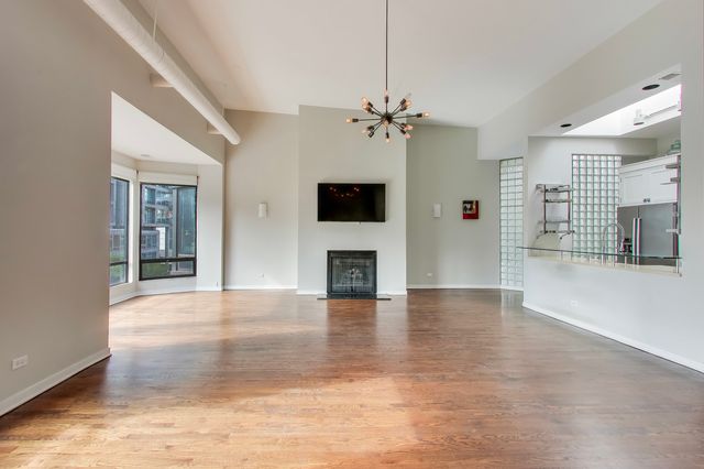 503 N Wells Street 3, Chicago, IL 60654