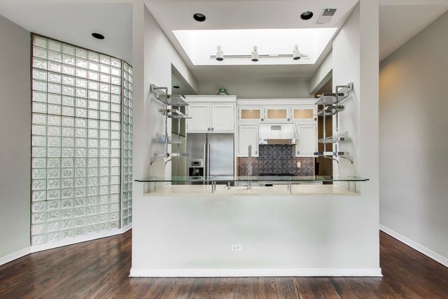 503 N Wells Street 3, Chicago, IL 60654
