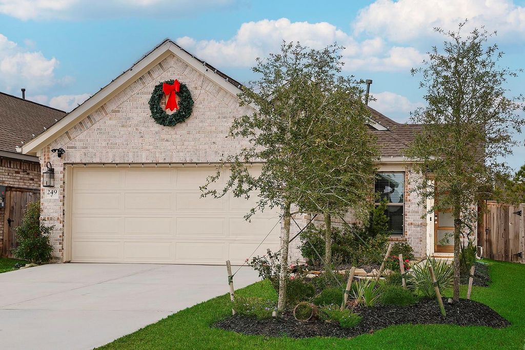 249 Trapper Creek Drive, Conroe, TX 77304