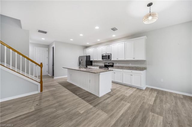 2133 Fairmont LN, Naples, FL 34120