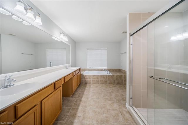2133 Fairmont LN, Naples, FL 34120