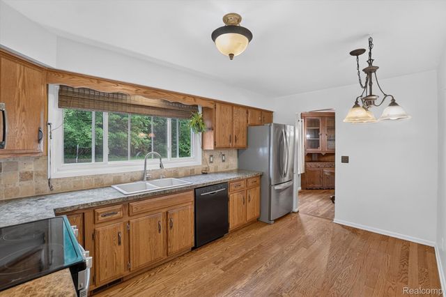 2356 Pineview Court, Flint Charter Township, MI 48433