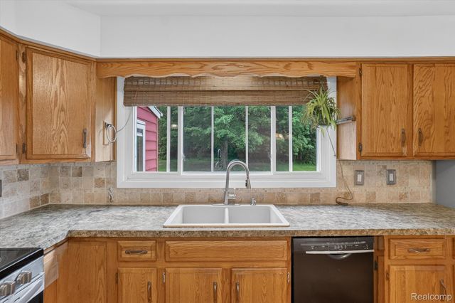 2356 Pineview Court, Flint Charter Township, MI 48433