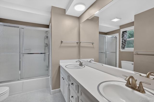 2356 Pineview Court, Flint Charter Township, MI 48433
