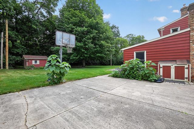 2356 Pineview Court, Flint Charter Township, MI 48433