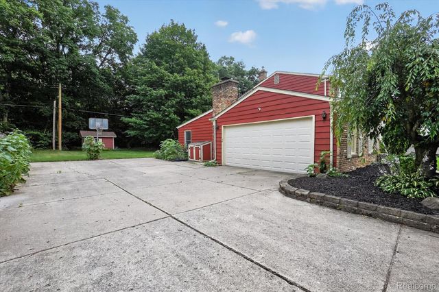 2356 Pineview Court, Flint Charter Township, MI 48433