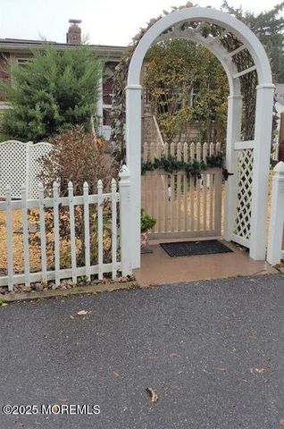 131 E Washington Avenue, Leonardo, NJ 07737