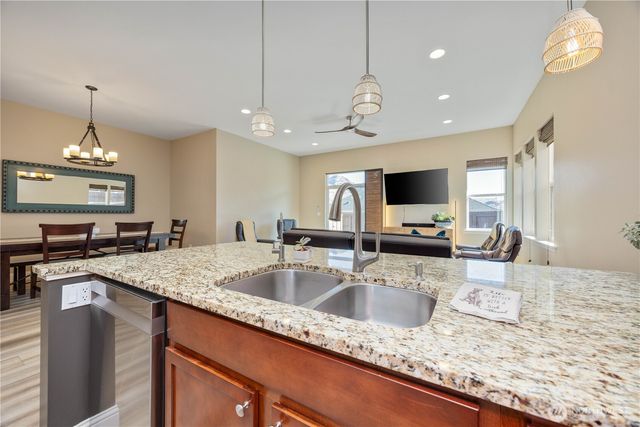 444 Hilltop Place, Chelan, WA 98816