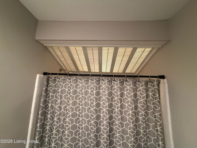 208 Flanders Ct APT 3, Louisville, KY 40218