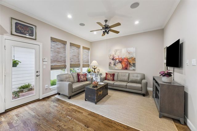 327 S Gate Stone, Houston, TX 77007