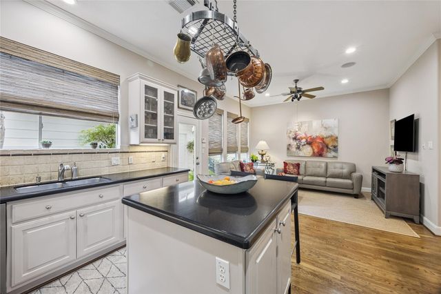 327 S Gate Stone, Houston, TX 77007