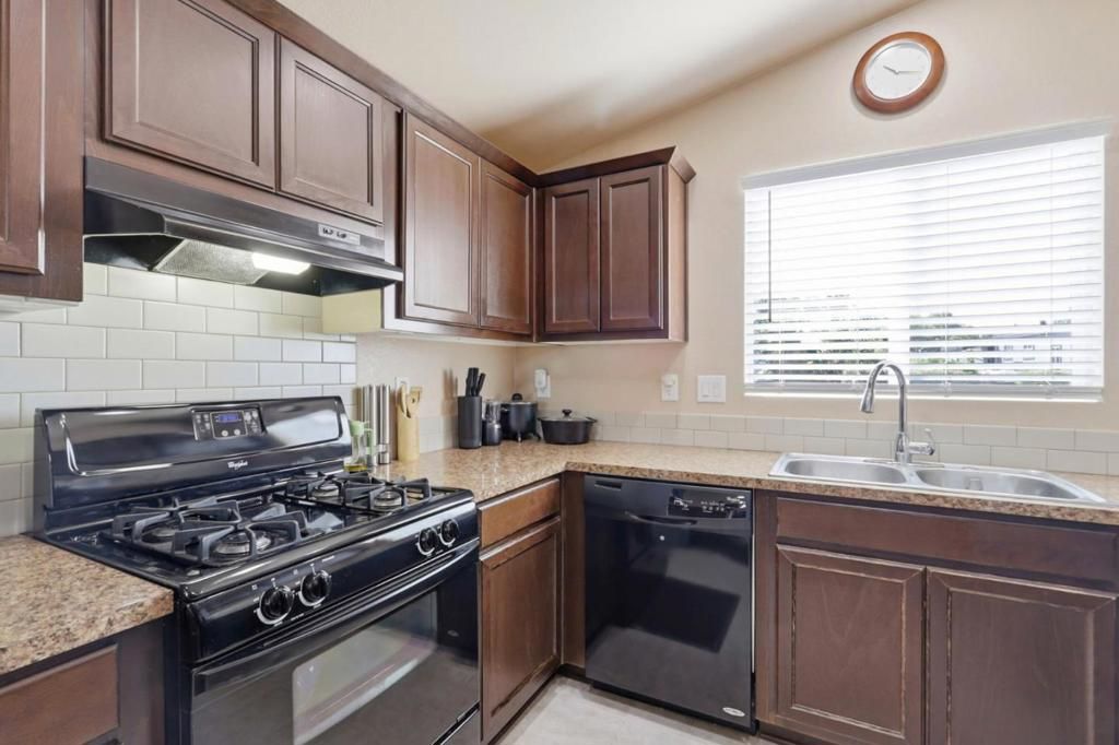 Image 8 of property listing at Address unavailable.