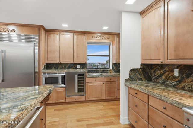 2221 E VISTA Avenue, Phoenix, AZ 85020