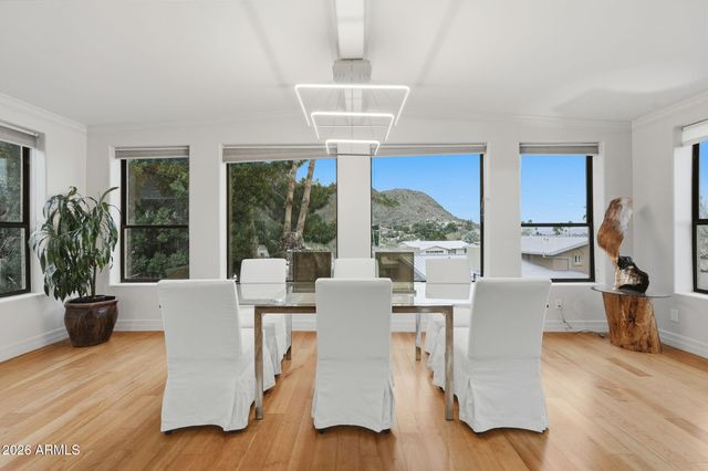 2221 E VISTA Avenue, Phoenix, AZ 85020