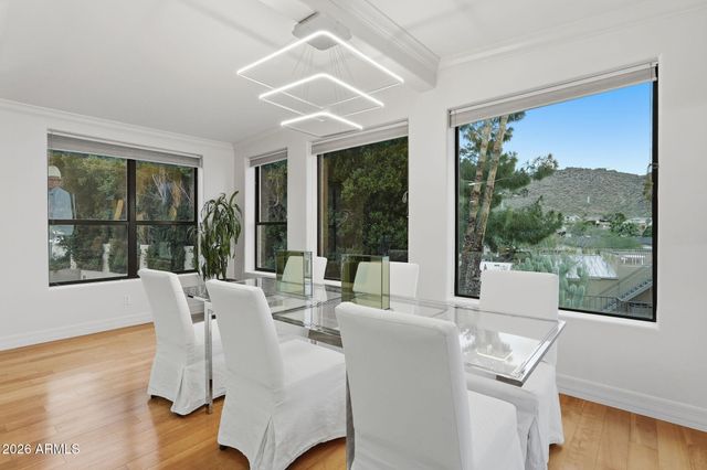 2221 E VISTA Avenue, Phoenix, AZ 85020