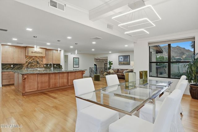 2221 E VISTA Avenue, Phoenix, AZ 85020