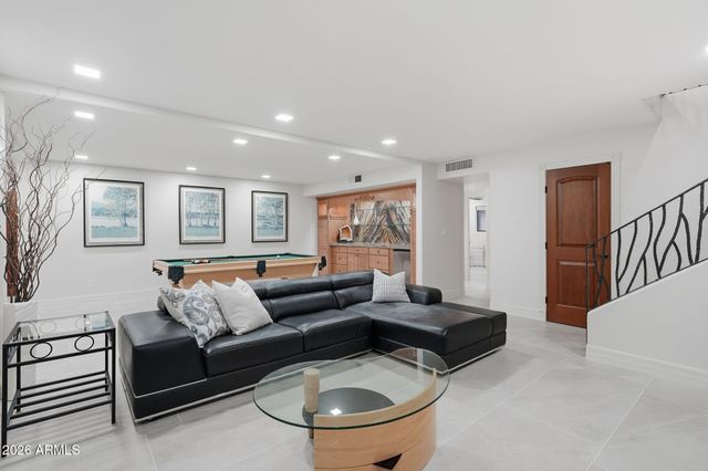 2221 E VISTA Avenue, Phoenix, AZ 85020