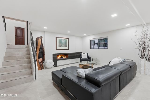 2221 E VISTA Avenue, Phoenix, AZ 85020