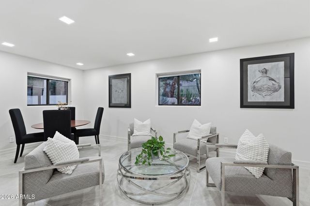 2221 E VISTA Avenue, Phoenix, AZ 85020