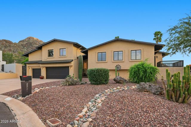 2221 E VISTA Avenue, Phoenix, AZ 85020