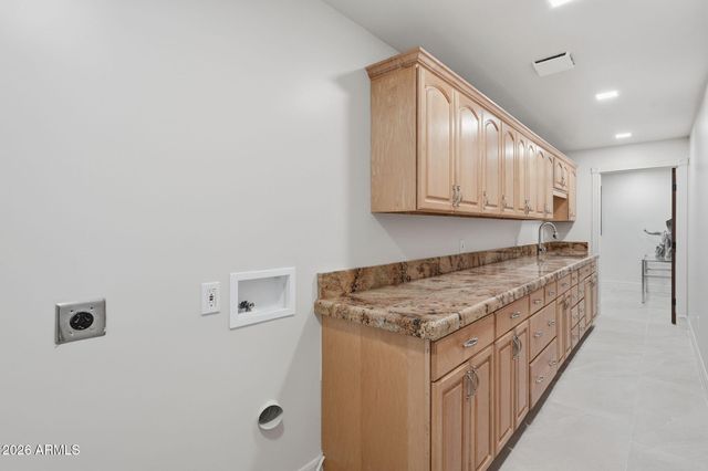 2221 E VISTA Avenue, Phoenix, AZ 85020