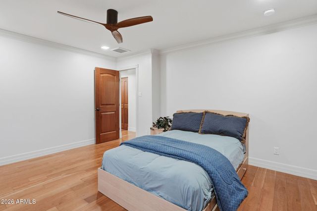 2221 E VISTA Avenue, Phoenix, AZ 85020