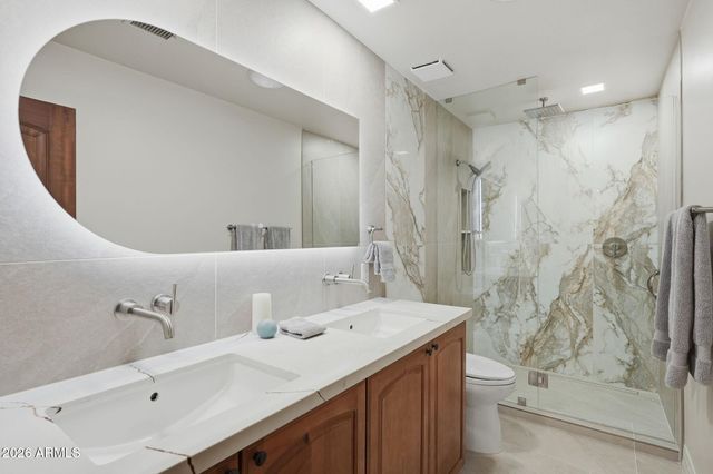 2221 E VISTA Avenue, Phoenix, AZ 85020