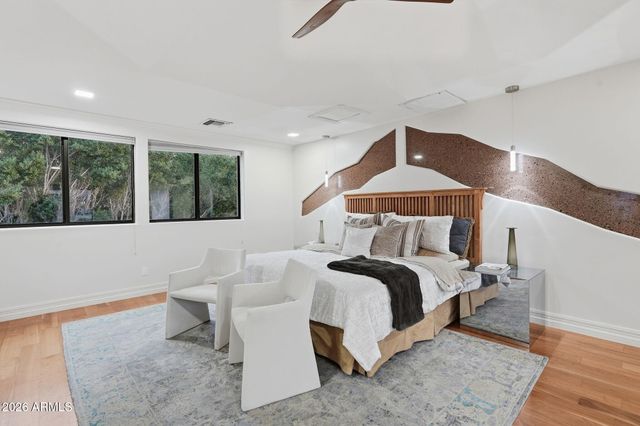 2221 E VISTA Avenue, Phoenix, AZ 85020