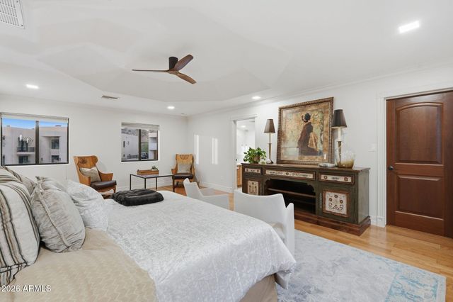 2221 E VISTA Avenue, Phoenix, AZ 85020