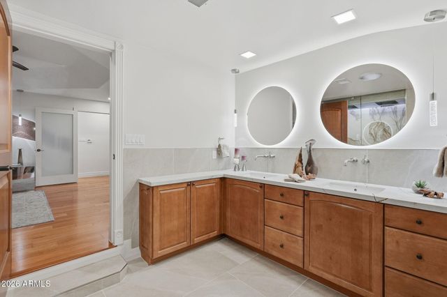 2221 E VISTA Avenue, Phoenix, AZ 85020